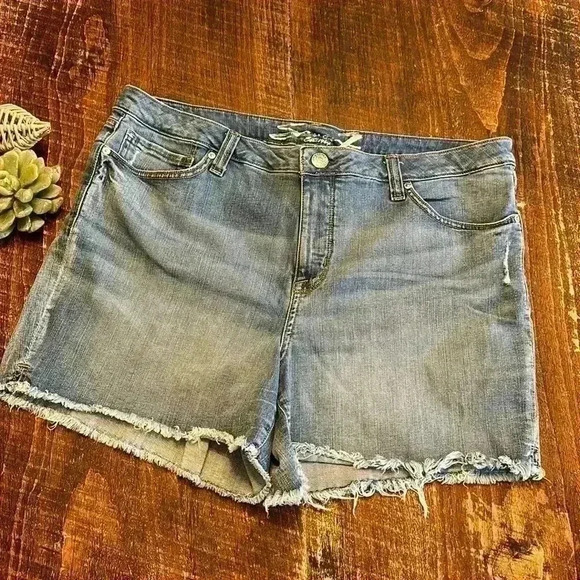 Seven7 | “The Weekend Short”, High Rise & Medium Wash - Picture 1 of 4